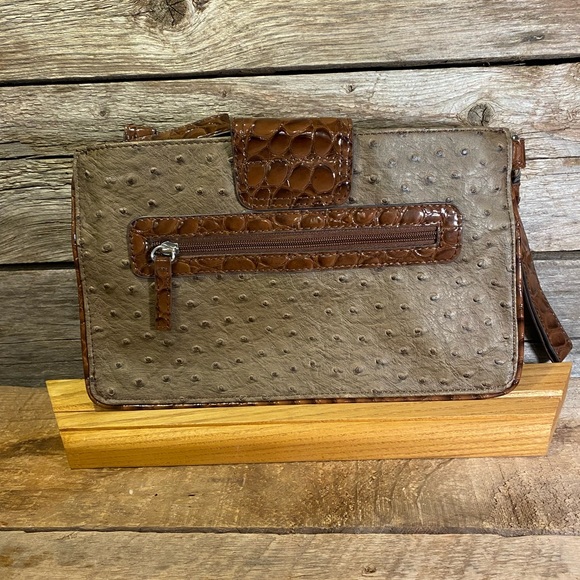 NWOT 90s Inspired GUESS Clutch Purse in Faux Ostrich/Alligator - Beauty - Picture 3 of 10